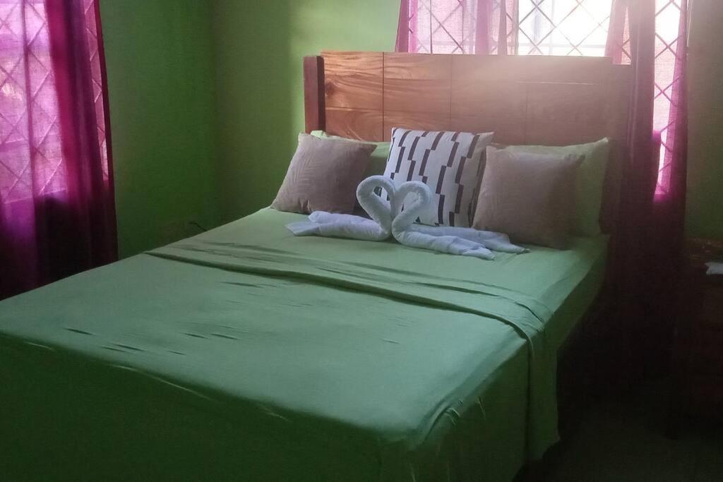 Cheerful 2-Bedroom Home In Falmouth Garden Экстерьер фото